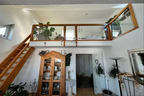 Ruhiges, gemütliches Kuschelnest unterm Dach, sogar mit Panoramablick! 