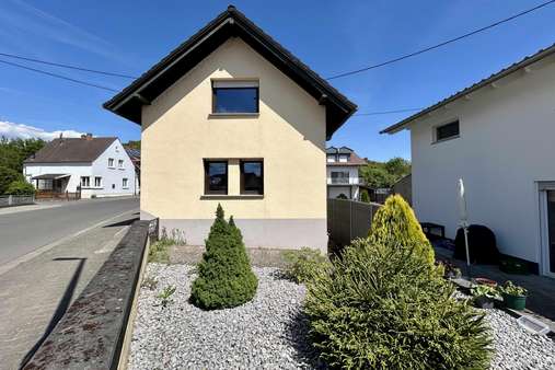 Seitensansicht mit Garten - Einfamilienhaus in 55452 Guldental mit 95m² kaufen