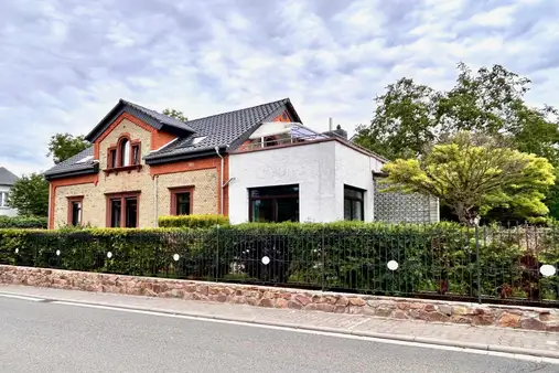 Charmantes Zweifamilienhaus mit idyllischem Garten in Top-Zustand