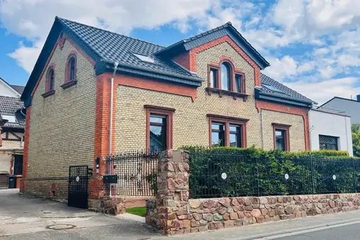 Charmantes Zweifamilienhaus mit idyllischem Garten in Top-Zustand