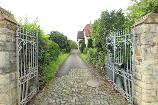 Zufahrt - Zweifamilienhaus in 55435 Gau-Algesheim mit 275m² kaufen