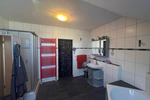 Badezimmer Dachgeschoss - Zweifamilienhaus in 55411 Bingen mit 199m² kaufen