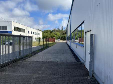 Einfahrt zur hinteren Hoffläche Einfahrt zur hinteren Hoffläche - Halle in 56281 Dörth mit 1679m² kaufen