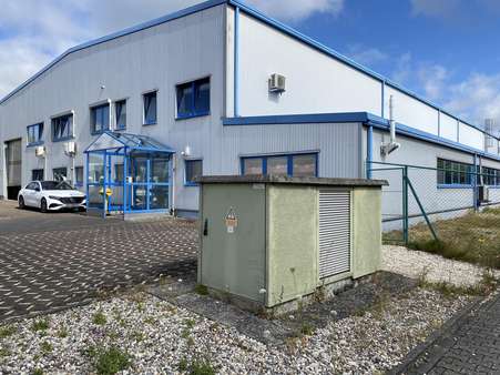 Front-/Seitenansicht mit eigenem Trafohaus Front-/Seitenansicht mit eigenem Trafohaus - Halle in 56281 Dörth mit 1679m² kaufen