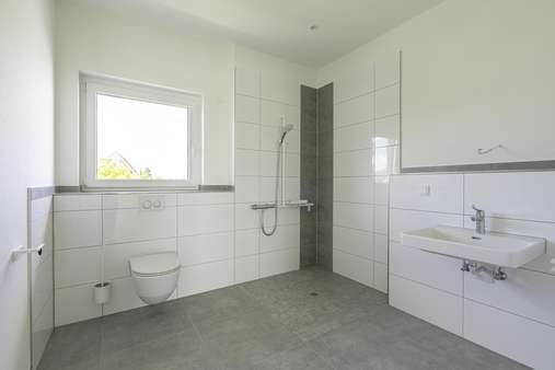 Beispiel Badezimmer - Etagenwohnung in 56281 Emmelshausen mit 84m² kaufen