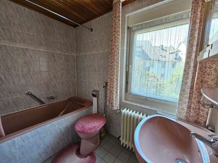 Bad mit Wanne und WC - Doppelhaushälfte in 55606 Kirn mit 160m² kaufen