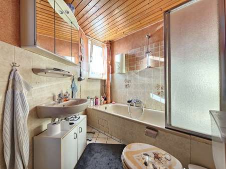Bad mit Dusche, Wanne und WC EG - Mehrfamilienhaus in 55743 Idar-Oberstein mit 184m² kaufen