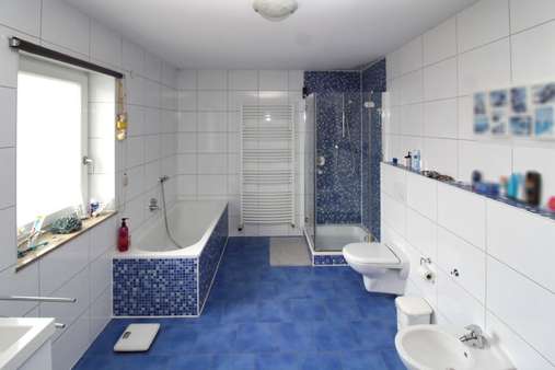 Bad mit Dusche, Wanne und WC OG - Zweifamilienhaus in 55765 Birkenfeld mit 285m² kaufen