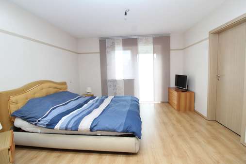 Elternschlafzimmer - Zweifamilienhaus in 55765 Birkenfeld mit 285m² kaufen