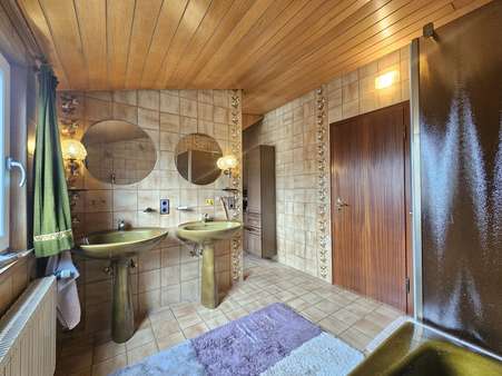 Bad mit Wanne, Dusche und WC - Einfamilienhaus in 55743 Idar-Oberstein mit 156m² kaufen