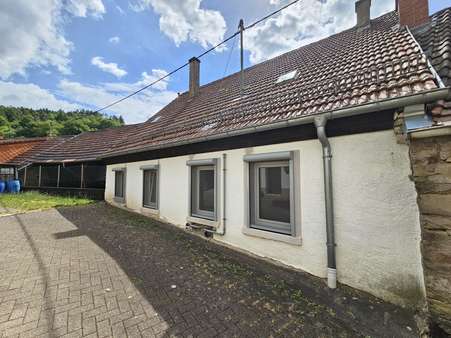 Außenansicht Außenansicht - Bauernhaus in 66887 Niederalben mit 141m² kaufen