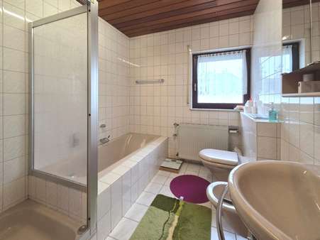 Bad mit Wanne, Dusche und WC EG Bad mit Wanne, Dusche und WC EG - Einfamilienhaus in 55758 Schauren mit 122m² kaufen