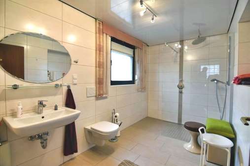 Badezimmer Badezimmer - Einfamilienhaus in 56220 Urmitz mit 140m² kaufen