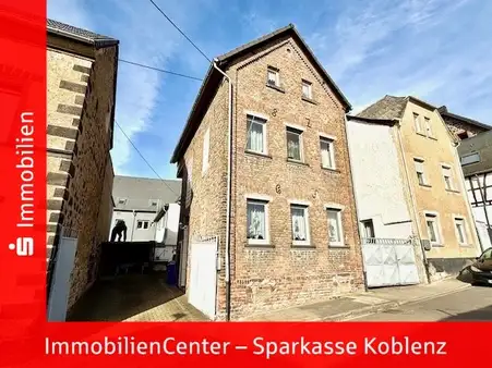 Viele Zimmer, gute Bausubstanz, gute Lage! Hier steckt jede Menge Potential drin!