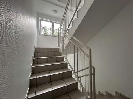 Treppenhaus - Erdgeschosswohnung in 56179 Vallendar mit 72m² als Kapitalanlage kaufen