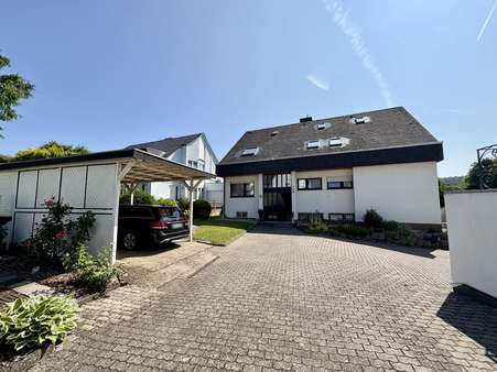 Einfahrt Einfahrt - Zweifamilienhaus in 56072 Koblenz mit 211m² kaufen