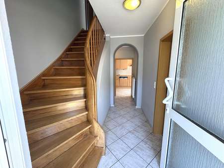 Treppe und Flur Treppe und Flur - Einfamilienhaus in 56072 Koblenz mit 170m² kaufen