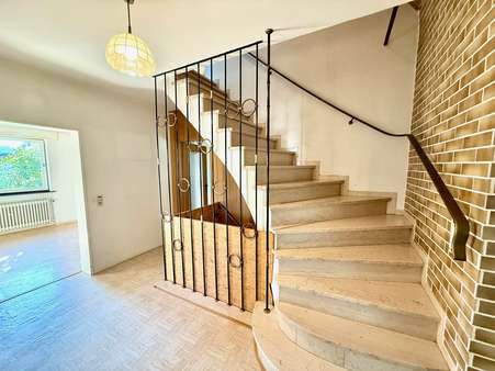 Flur und Treppe - Einfamilienhaus in 56321 Rhens mit 135m² kaufen