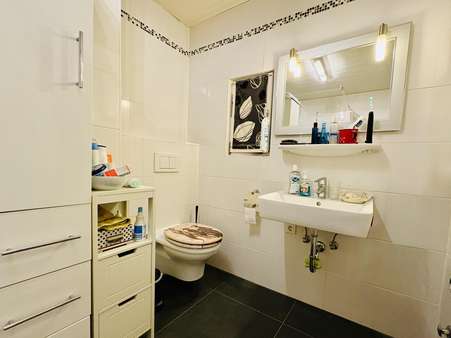 Erdgeschoss Badezimmer - Zweifamilienhaus in 56321 Rhens mit 242m² kaufen