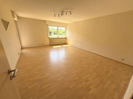 Wohnzimmer - Etagenwohnung in 56112 Lahnstein mit 68m² kaufen
