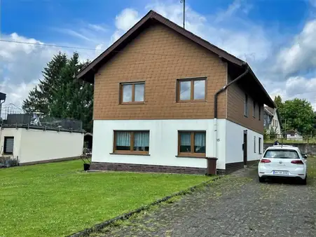 Großes Ein-Zweifamilienhaus mit Garage und großem Grundstück, Sackgasse, Bahnanbindung