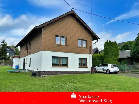 Großes Ein-Zweifamilienhaus mit Garage und großem Grundstück, Sackgasse, Bahnanbindung