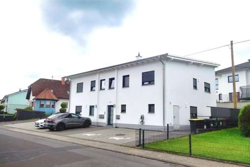 Außenansicht u. PKW-Stellplätze MFH -  in 56410 Montabaur mit 493m² mieten