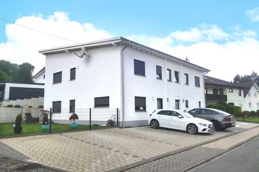 Außenansicht u. PKW-Stellplätze MFH -  in 56410 Montabaur mit 493m² mieten