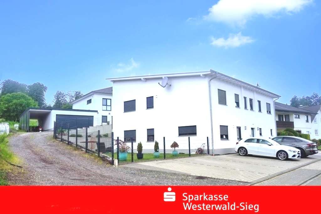 Gesamtansicht EFH u. MFH -  in 56410 Montabaur mit 493m² mieten