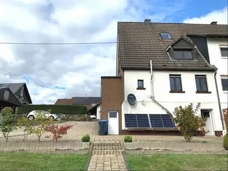 Gepflegte Doppelhaushälfte mit großem Gartengrundstück und toller Aussicht