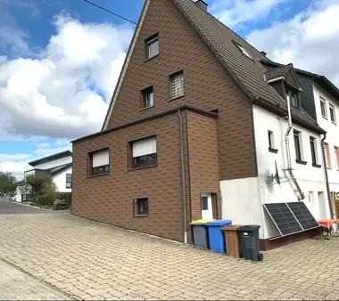 Gepflegte Doppelhaushälfte mit großem Gartengrundstück und toller Aussicht