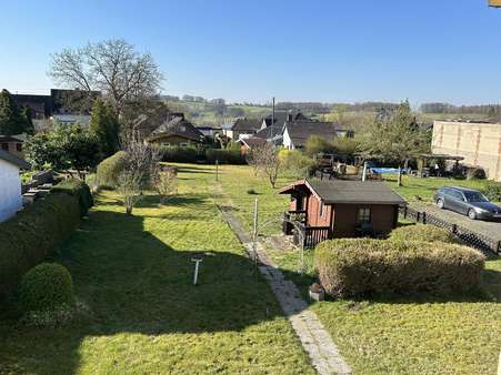 Blick auf Garten Blick auf Garten - Zweifamilienhaus in 57635 Weyerbusch mit 150m² kaufen