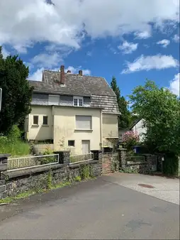Einfamilienhaus im Dornröschenschlaf - Sanierungsobjekt auf idealem Grundstück 