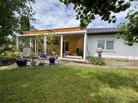 Rückansicht mit Wintergarten - Bungalow in 57577 Hamm mit 155m² kaufen