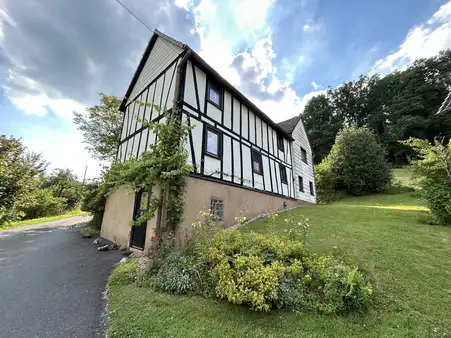 Nähe Birken-Honigsessen, Fachwerkhaus mit Scheune in ruhiger Tallage