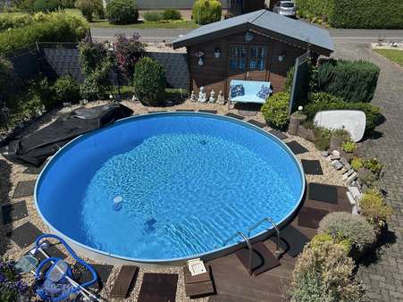 Poolblick von Dachterrasse - Einfamilienhaus in 57589 Pracht mit 120m² kaufen
