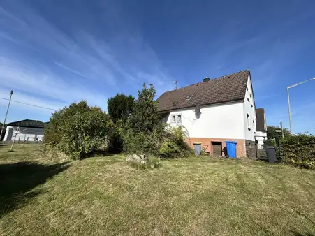 Heckenhof, Einfamilienhaus mit 2 Garagen und Garten