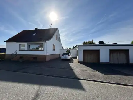 Heckenhof, Einfamilienhaus mit 2 Garagen und Garten