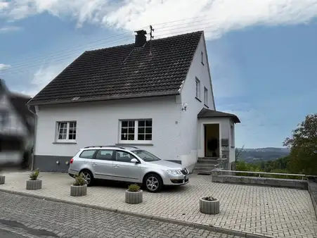 Birken-Honigsessen, 2022 modernisiertes Einfamilienhaus mit tollem Panoramablick