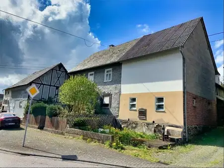 Ehemaliger Bauernhof mit Stall Scheune und Grünland in der Nähe.