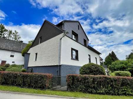 Seitenansicht Seitenansicht - Zweifamilienhaus in 57610 Almersbach mit 165m² kaufen