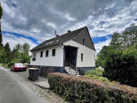 Seitenansicht Seitenansicht - Zweifamilienhaus in 57610 Almersbach mit 165m² kaufen