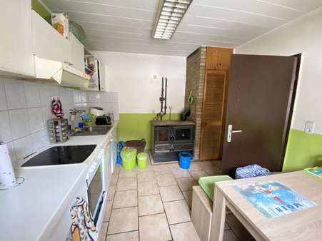 Küche mit Kaminofen - Doppelhaushälfte in 57577 Hamm mit 89m² kaufen