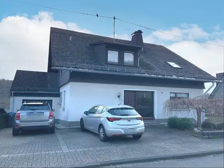 Großes Wohnhaus mit Einliegerwohnung in schöner Wohnlage 