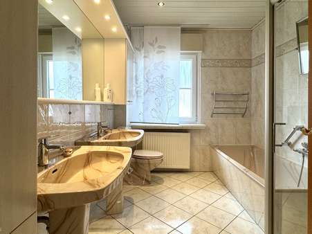 Tageslichtbad mit Wanne und Dusche - Einfamilienhaus in 56269 Marienhausen mit 169m² kaufen
