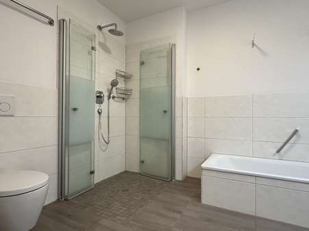 Bad mit ebenerdiger Dusche u.Wanne - Etagenwohnung in 56564 Neuwied mit 99m² kaufen