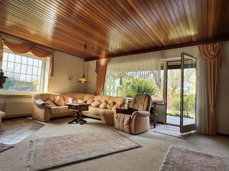 Wohnzimmer mit Ausgang zur Terrasse - Bungalow in 56567 Neuwied mit 120m² kaufen