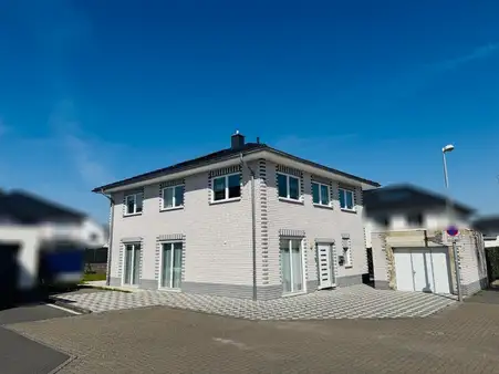 Neuwertiges, freistehendes EFH mit großem Garten und PKW-Garage