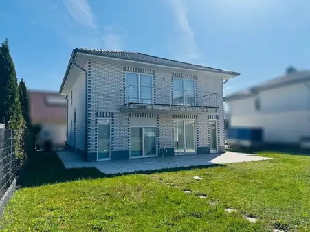 Neuwertiges, freistehendes EFH mit großem Garten und PKW-Garage