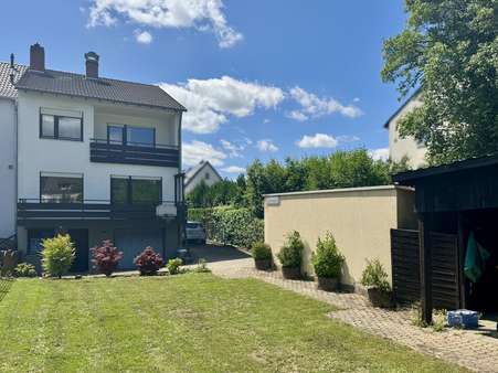 Gartenansicht mit Garagen Gartenansicht mit Garagen - Reihenendhaus in 56564 Neuwied mit 94m² kaufen